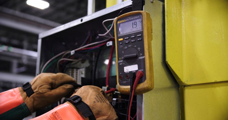 Stara električna napeljava med pregledom